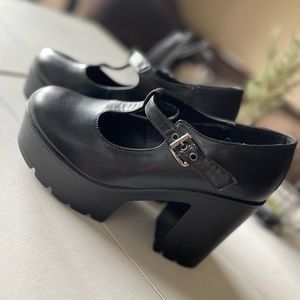 Mary Jane style Platform heels - black - womens 8 - never worn